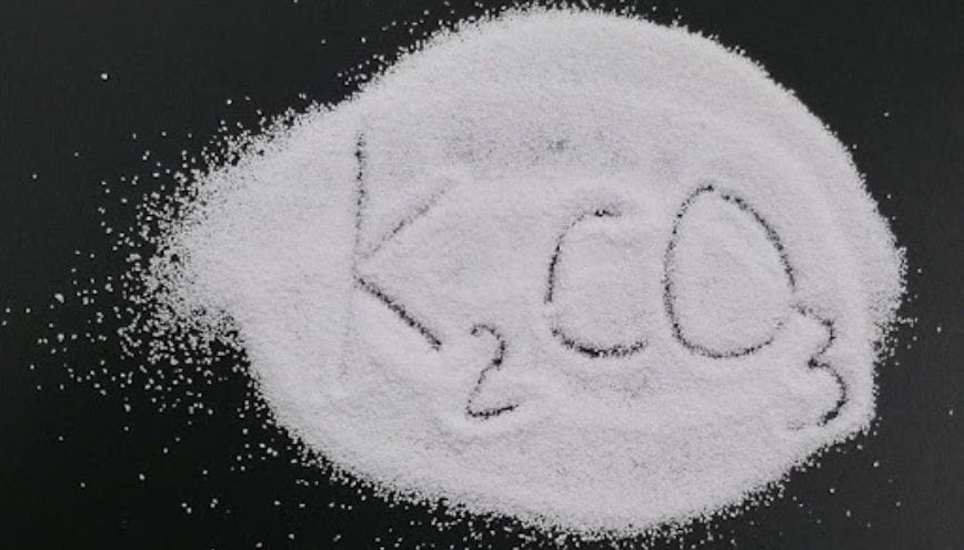 Muối kali của axit cacbonic có những tính chất hóa học, vật lý nào? 