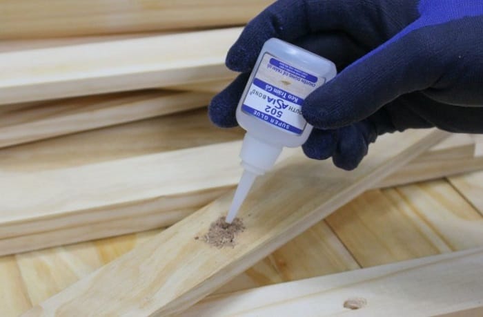 Keo được dùng để dán các vết nứt trên gỗ