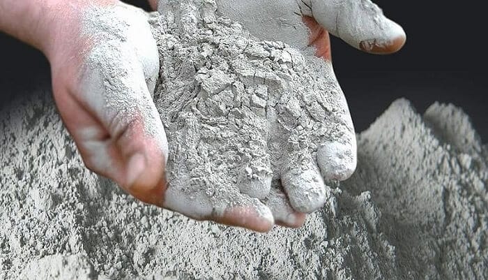 Xi măng ở dạng bột cần trộn với cát và nước