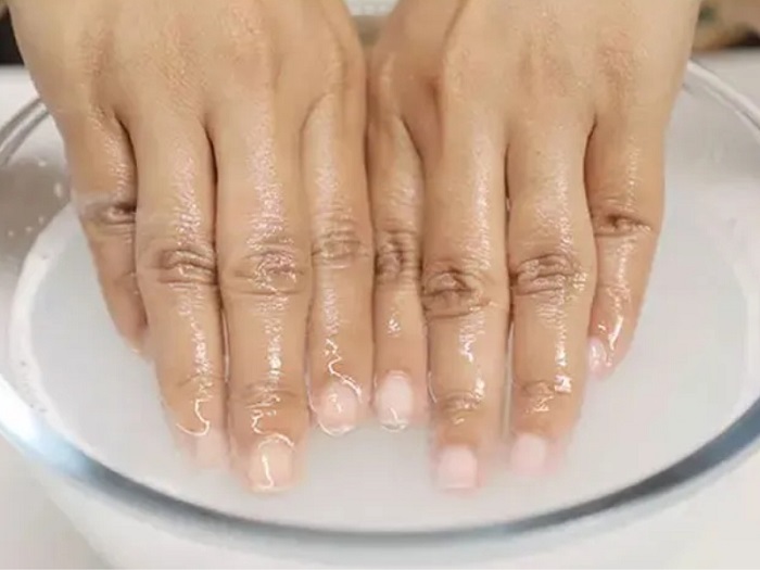 Vệ sinh móng tay sạch sẽ đẻ đảm bảo quá trình dán móng diễn ra suôn sẻ