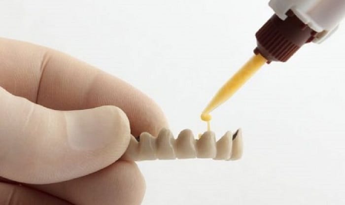 Keo dán răng giả là vật liệu nha khoa chuyên dụng