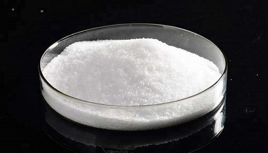 KNO₃ là chất rắn có màu trắng