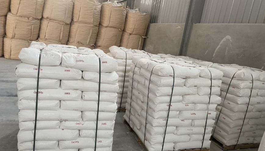 Cần lưu ý khi tiếp xúc Ca(OH)₂ vì nó có tính bazo cực mạnh
