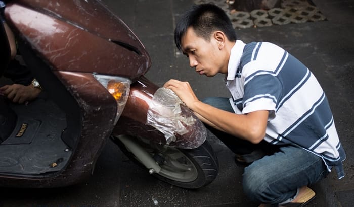 Cách lột keo dán xe bị chết an toàn và hiệu quả