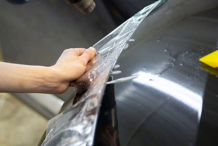 Keo dán xe bị chết thường là keo acrylic hoặc keo siêu dính (cyanoacrylate)