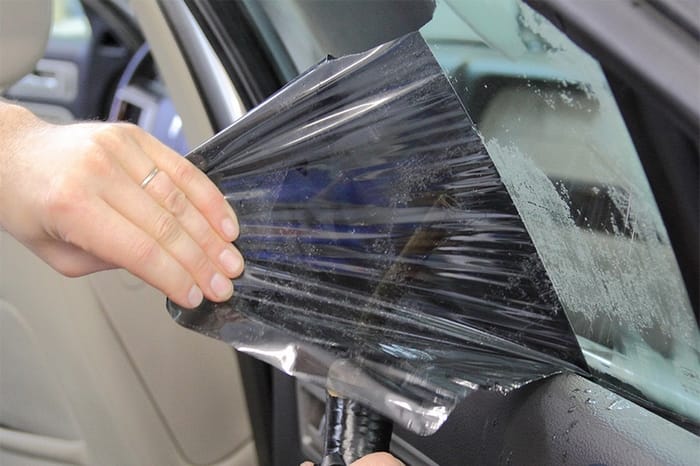 Cách lột keo dán xe bị chết hiệu quả là dùng dung môi phá các liên kết polymer của keo