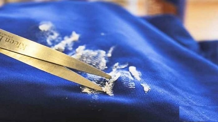Cách tẩy keo dán logo trên áo hiệu quả dựa trên cơ chế hóa học