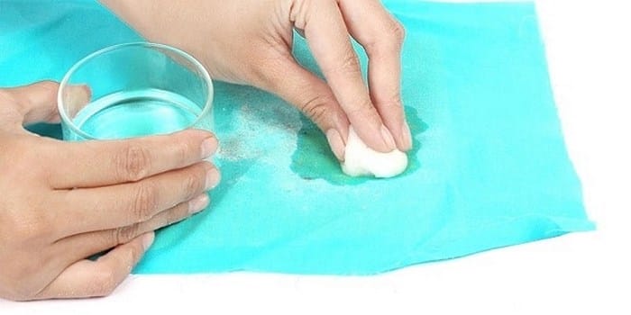 Bạn có thể thấm acetone hoặc isopropyl alcohol lên vùng keo dính logo trên áo để phá vỡ các liên kết polymer