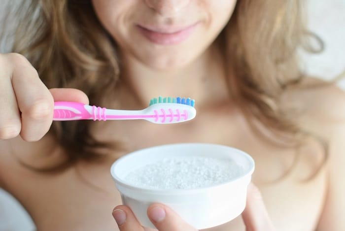 Baking soda được nhiều người dùng để làm sáng răng