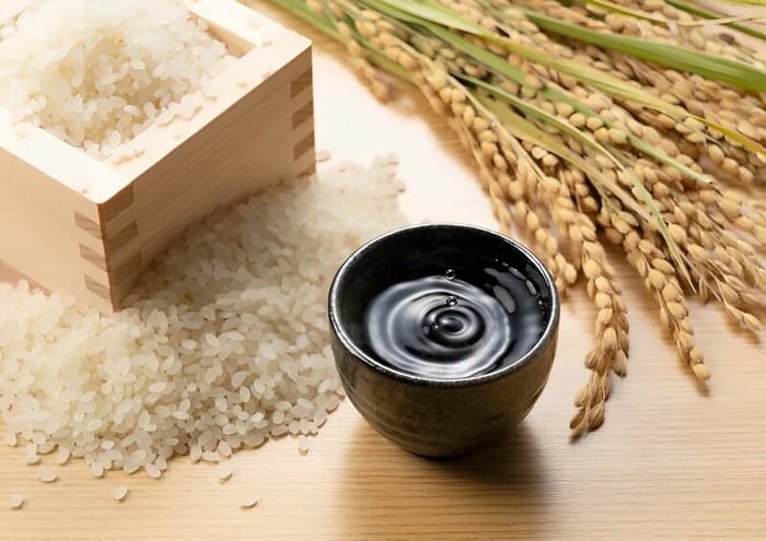 Rượu gạo dạng lỏng trong suốt, không màu, có mùi thơm nồng đặc trưng