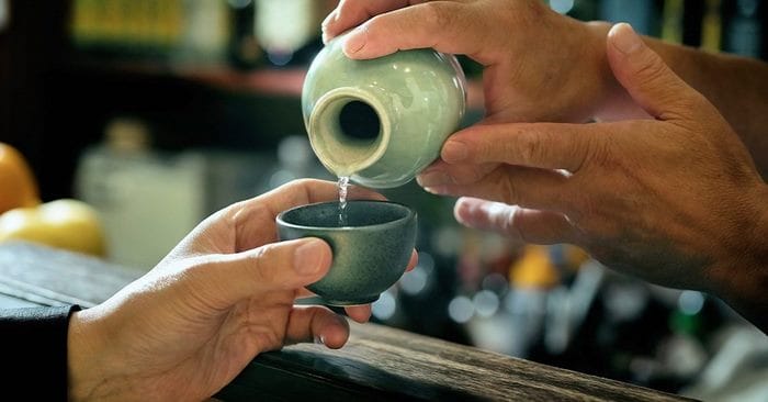 Sau rất nhiều công đoạn, rượu gạo mới có mặt trên bàn tiệc chờ thưởng thức
