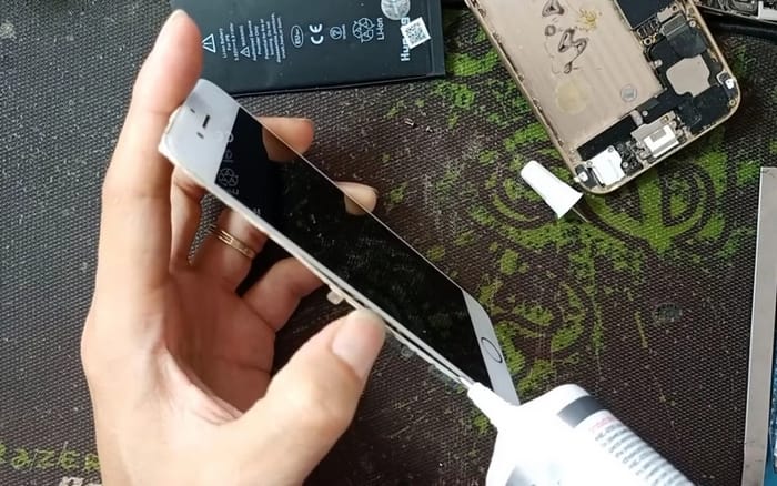Nên mang điện thoại bị hở keo dán màn hình đến gặp kỹ thuật viên để xử lý đúng cách