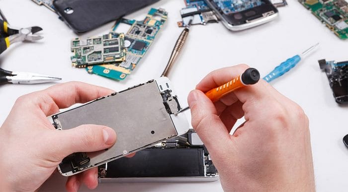 Hãy nhờ đến thợ sửa chuyên nghiệp khắc phục tình trạng keo dán màn hình điện thoại bị hở
