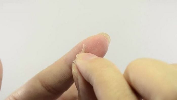 Khi sử dụng keo dán sắt rất dễ bị dính tay, gây nóng rát ngay lập tức