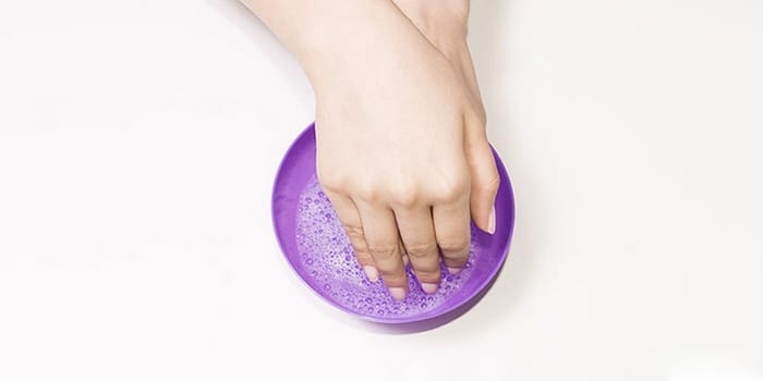 Một cách đơn giản để xử lý keo dán sắt dính tay là ngâm tay vào bát nước ấm pha xà phòng