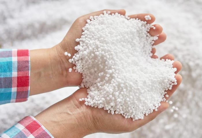 Phân ure có dạng hạt nhỏ trắng, hòa tan tốt trong nước