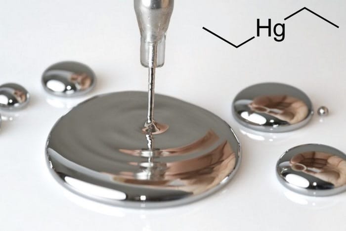 Khối lượng riêng của thủy ngân lỏng khoảng 13.53 – 13.55 g/cm³