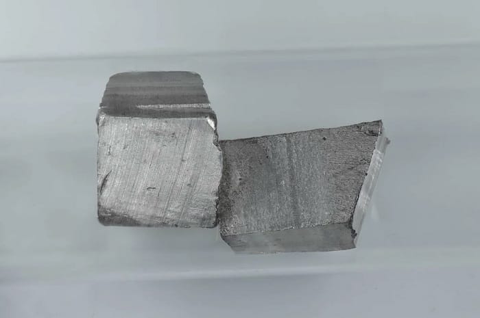 Liti không chỉ vượt trội về giá trị khối lượng riêng thấp nhất, mà còn đứng biệt lập so với hầu hết kim loại kỹ thuật khác