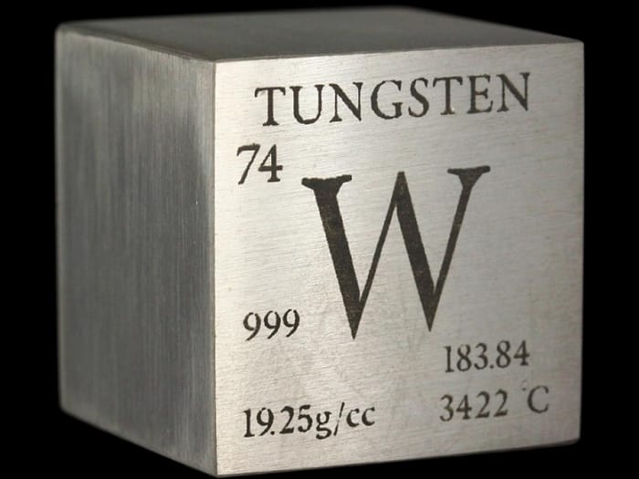 Tungsten có số electron hóa trị lớn nên có thể hình thành nhiều tương tác liên kết, ảnh hưởng đến nhiệt độ nóng chảy