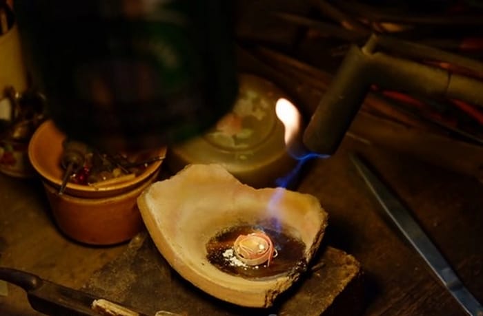 Áp suất môi trường cũng ảnh hưởng đến nhiệt độ nóng chảy thực tế của bạc/hợp kim bạc