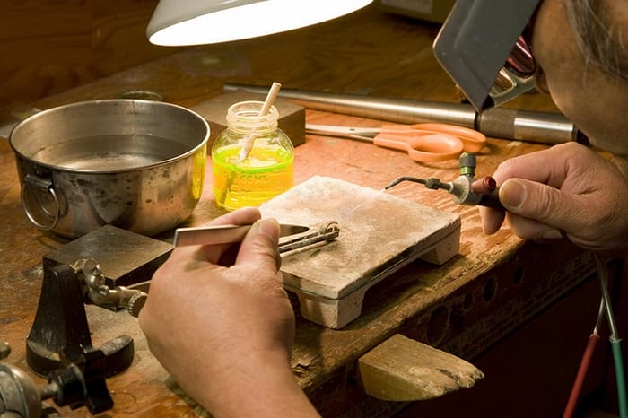 Nhiệt độ nóng chảy của bạc cũng ảnh hưởng đến phương pháp và kỹ thuật gia công đồ trang sức