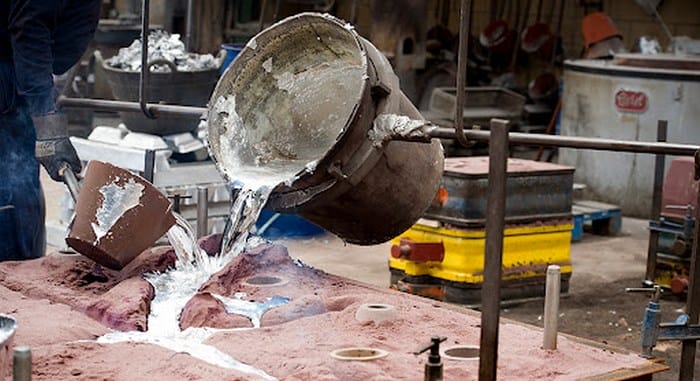 Nhiệt độ nóng chảy thực tế của nhôm còn tùy thuộc độ tinh khiết, áp suất môi trường và kích thước, cấu trúc vật liệu