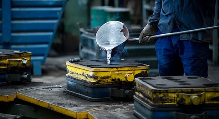 Nhiệt độ nóng chảy của nhôm thấp, có độ bền cao, dẻo, dễ gia công nên được ứng dụng để sản xuất nhiều bộ phận cơ khí