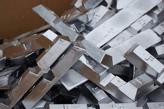 Thiếc là kim loại có màu trắng bạc, mềm và dễ uốn, khả năng chống ăn mòn tốt
