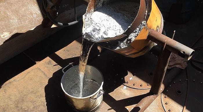 Nhiệt độ nóng chảy của thiếc nguyên chất là xấp xỉ 232 °C, tương đương khoảng 449,5 °F