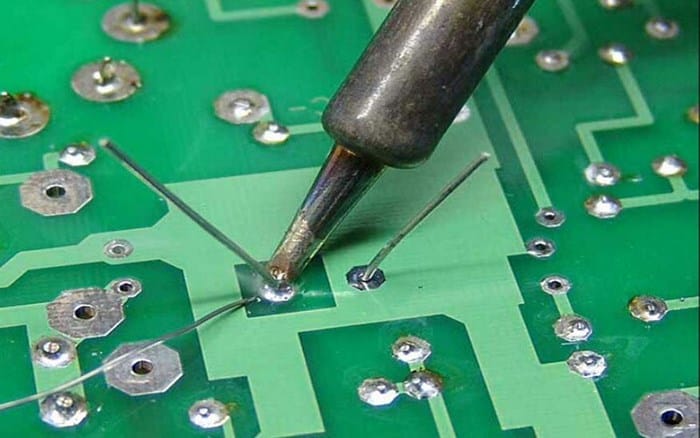 Thiếc thường được ứng dụng khi hàn linh kiện, vi mạch điện tử
