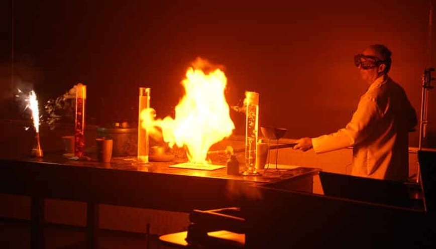 Decan tham gia vào các phản ứng cháy