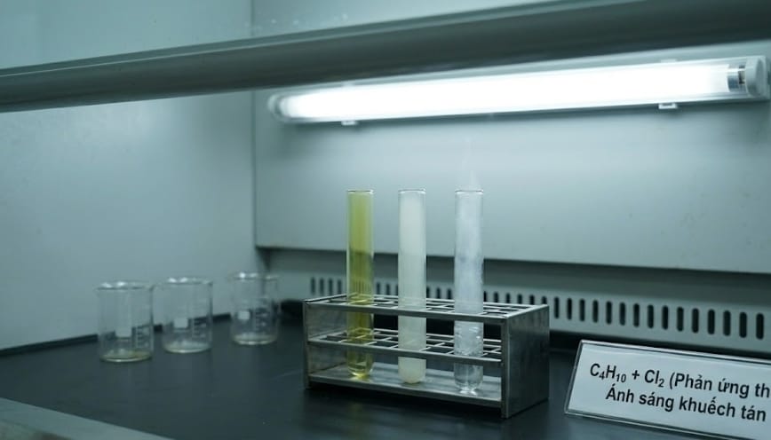 Khí butan tác dụng với clo dưới ánh sáng khuếch tán